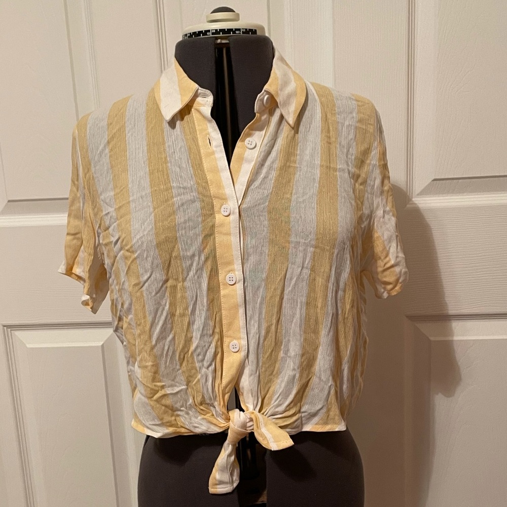 💐 3/ $15 NWT Yellow White Striped Top with Tie